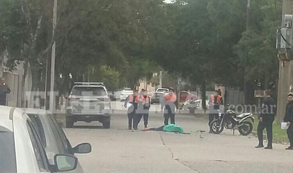 Una mujer muerta en el barrio Cabildo al chocar una camioneta con una moto