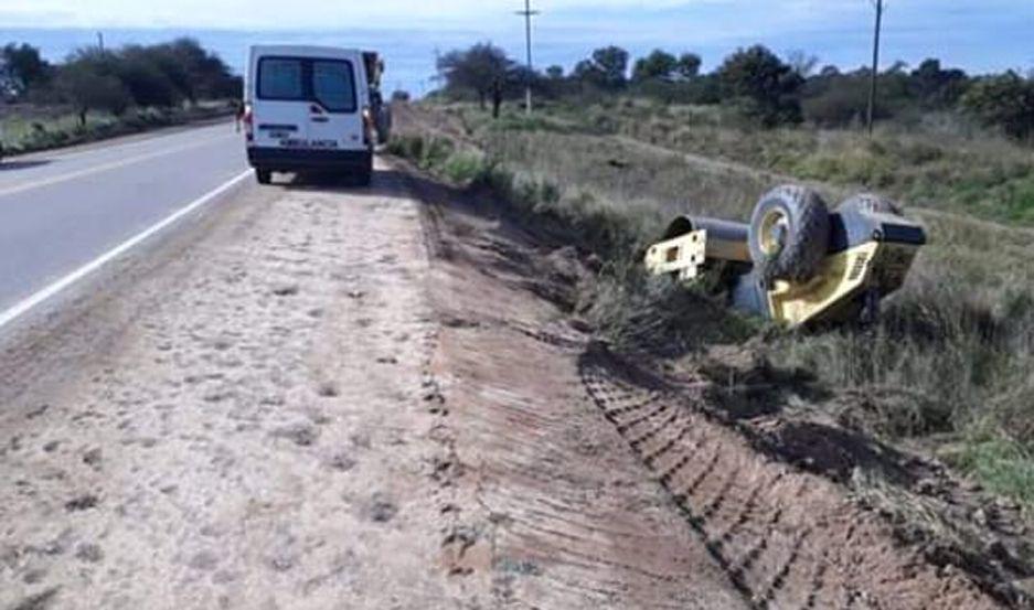 Operario perdió el control de la m�quina volcó en la banquina y terminó aplastado