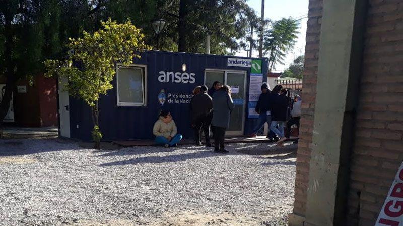 Malestar en decenas de personas que concurrieron a una oficina moacutevil de Anses