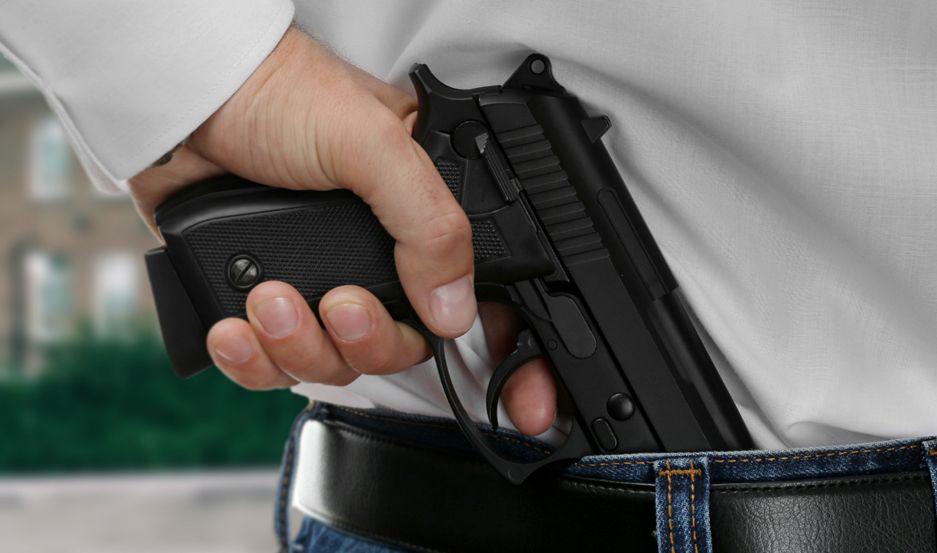 Ordenaron la detencioacuten del remisero que amenazoacute a otro con un arma y huyoacute