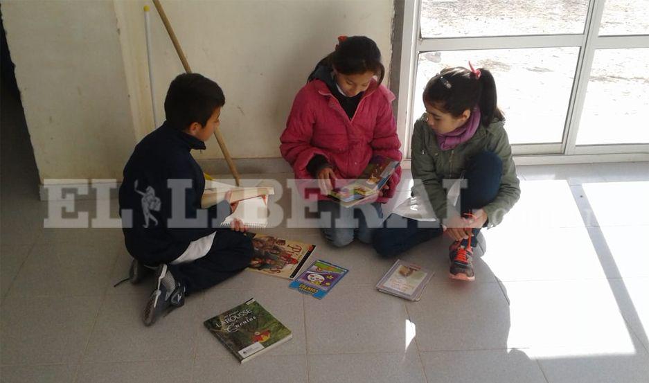 Escuela rural recibió donaciones de libros para promover la lectura
