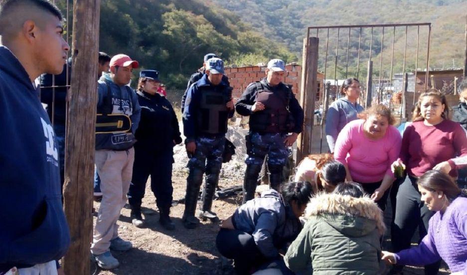 Un policiacutea lo ahorcoacute y lo matoacute por tratar de evitar un desalojo