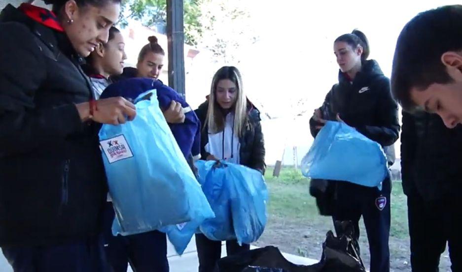 Jugadores de Quimsa entregaron abrigos en la escuela René Favaloro
