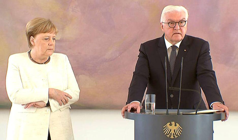 VIDEO  Aacutengela Merkel volvioacute a sufrir temblores en un acto y generoacute preocupacioacuten