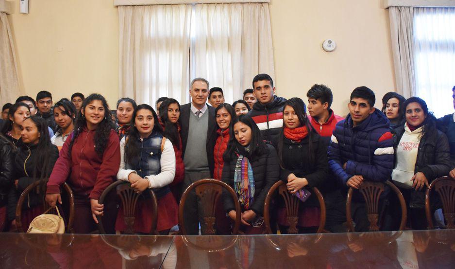 Alumnos de Monte Quemado y Sachayoj visitaron la Casa de Gobierno