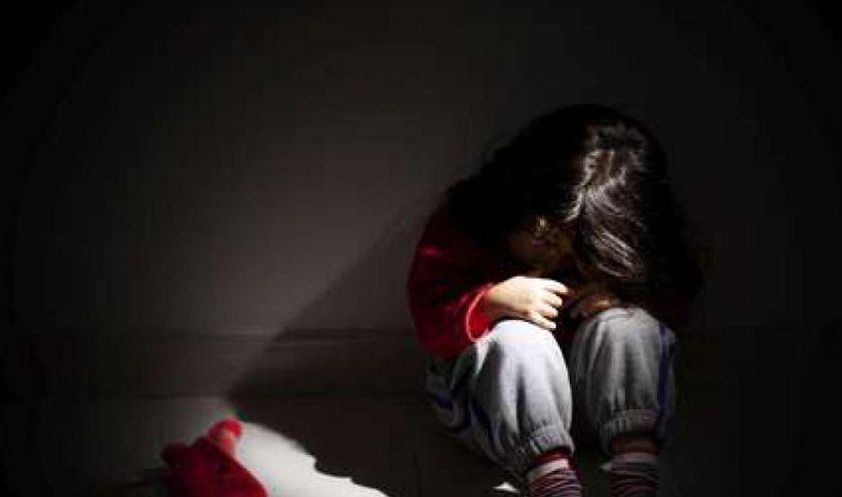 Una nintildeera y su pareja detenidos por abusar de una nena de 2 antildeos