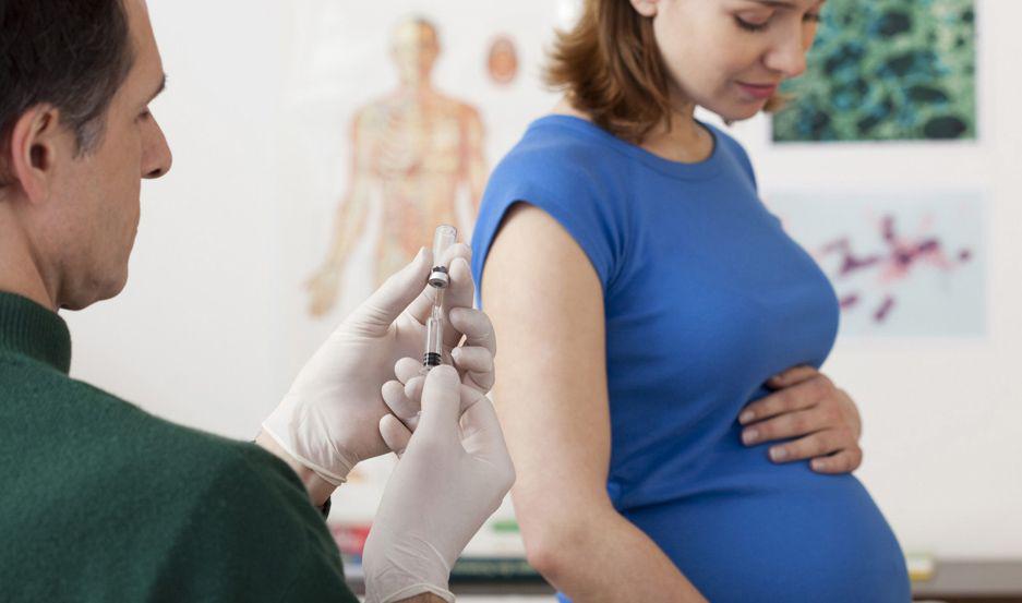 Recomiendan a embarazadas vacunarse contra la gripe