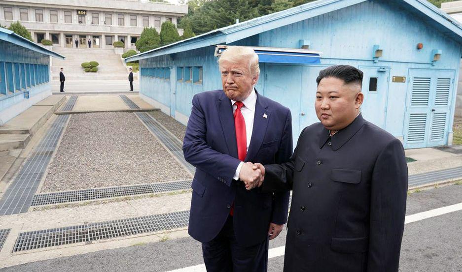 Histoacuterico- Donald Trump pisoacute suelo norcoreano y se reunioacute con Kim Jong Un