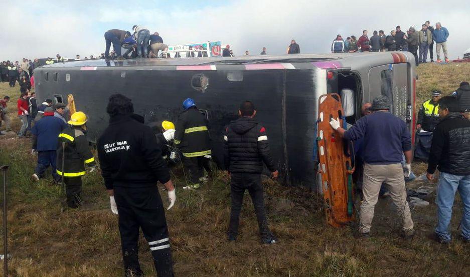 Asciende a 15 el nuacutemero de muertos tras volcar un micro con jubilados