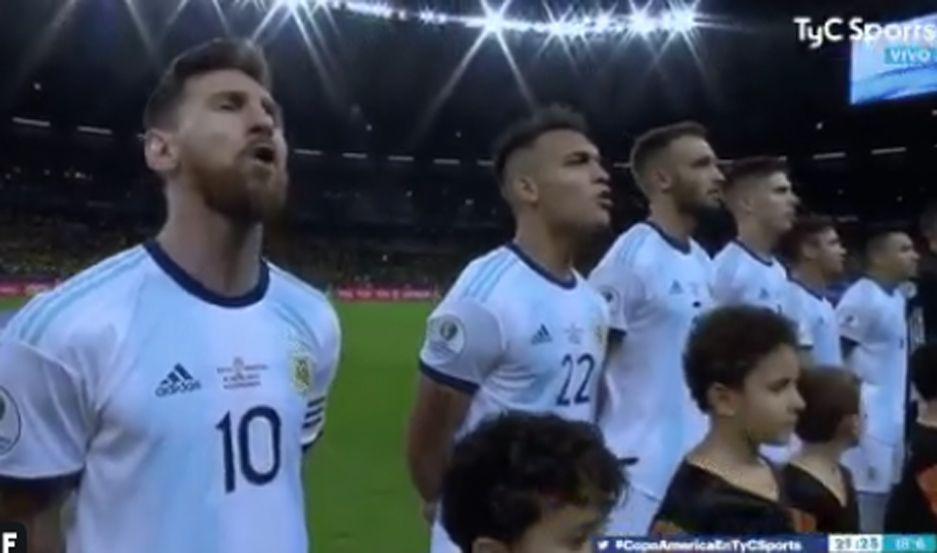 VIDEO  Asiacute sonoacute el Himno Nacional Argentino en el estadio Mineirao