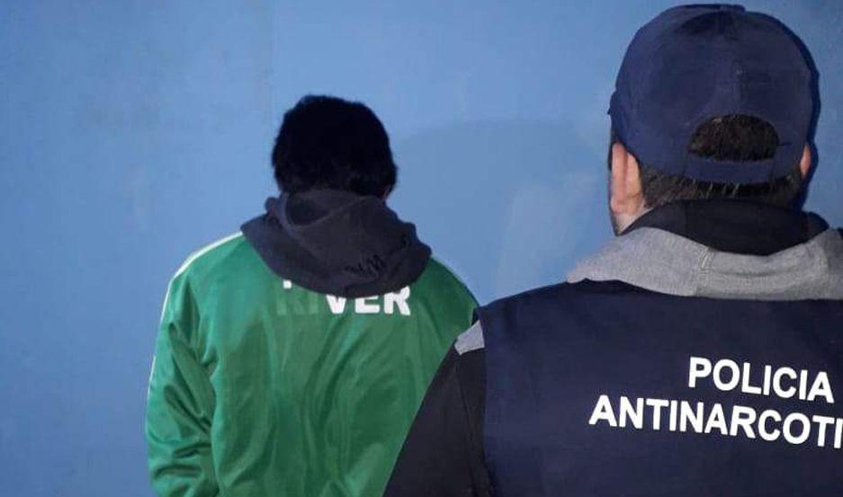 Teniacutea 32 bagullos de marihuana en el bolsillo y cocaiacutena en la billetera