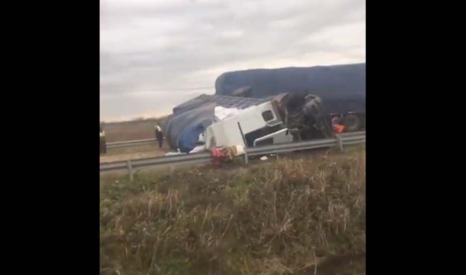 VIDEO  Las impactantes imaacutegenes de un choque de dos camiones en la ruta 9