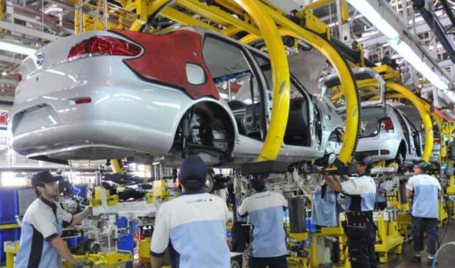 Produccioacuten automotriz cayoacute 393-en-porciento- y la exportacioacuten un 24-en-porciento-
