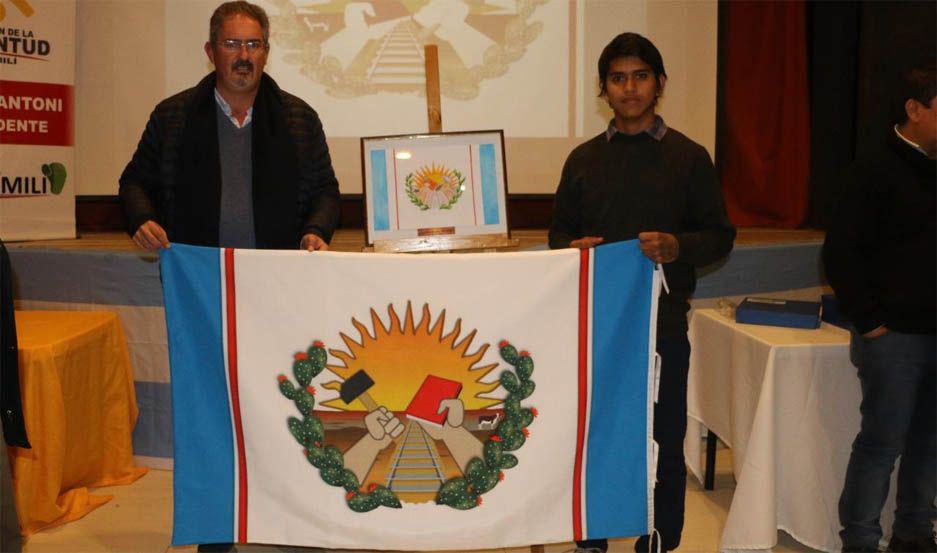 Quimiliacute ya tiene su bandera- su creador es un joven de 21 antildeos