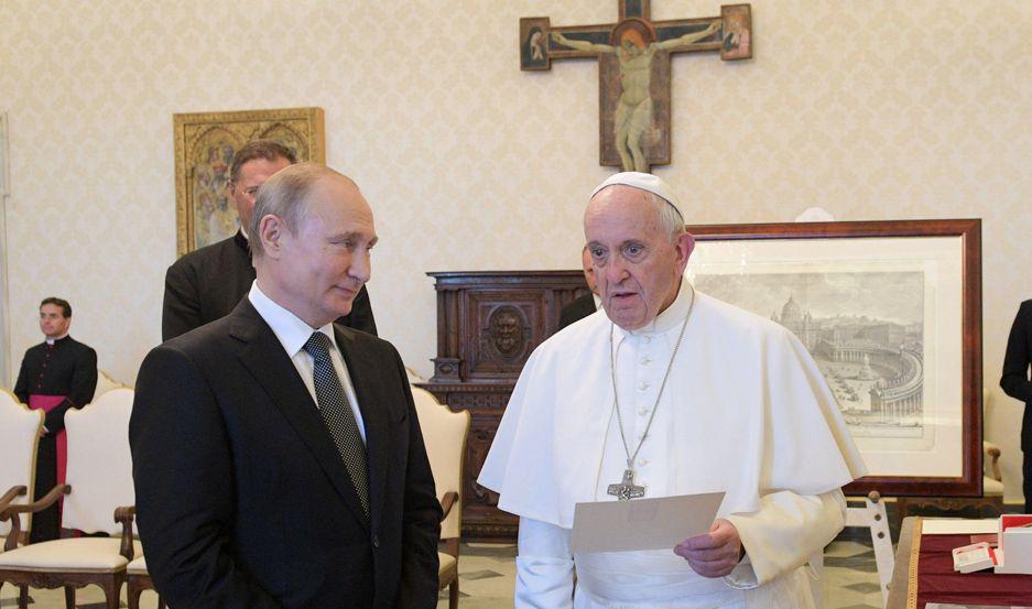 El Papa recibioacute a Putin  y hablaron de Ucrania Siria y Venezuela
