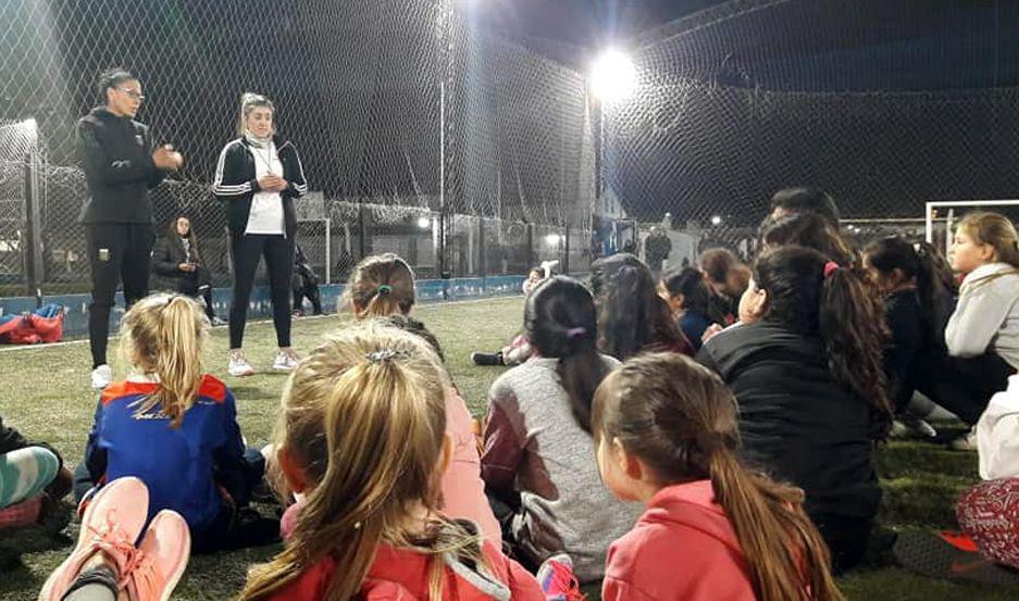 Mariela Coronel visitoacute una escuelita de fuacutetbol femenino en Santiago