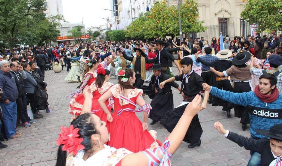 El Santiago Baila llega con sus danzas tradicionales a la plaza Libertad