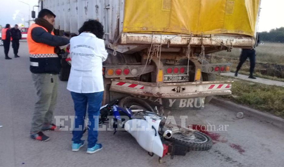 Motociclistas se estrellaron contra un camioacuten estacionado- uno murioacute y el otro estaacute grave