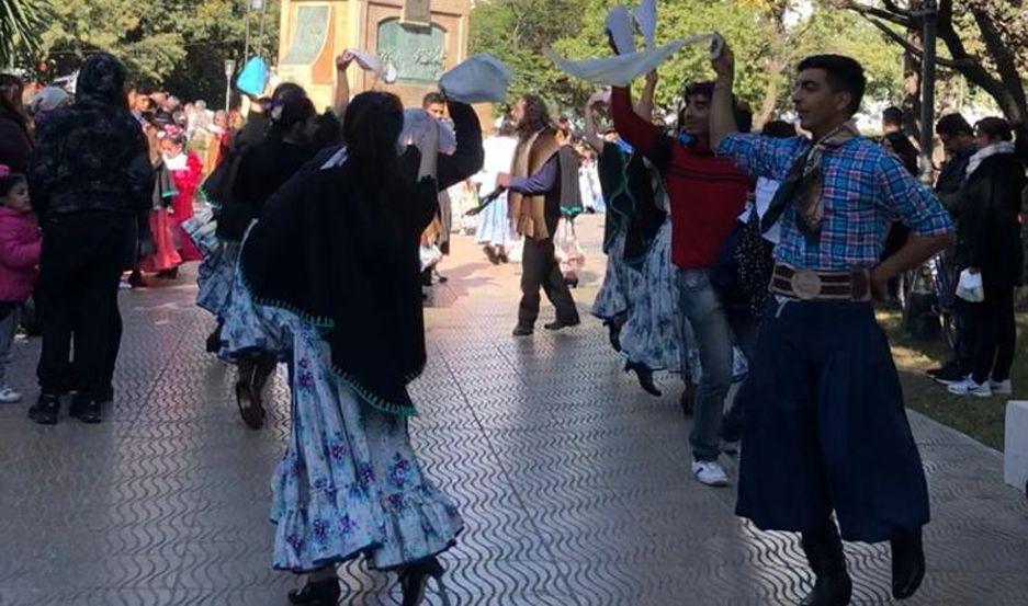 VIDEO  Asiacute se vivioacute el Santiago Baila en la plaza Libertad