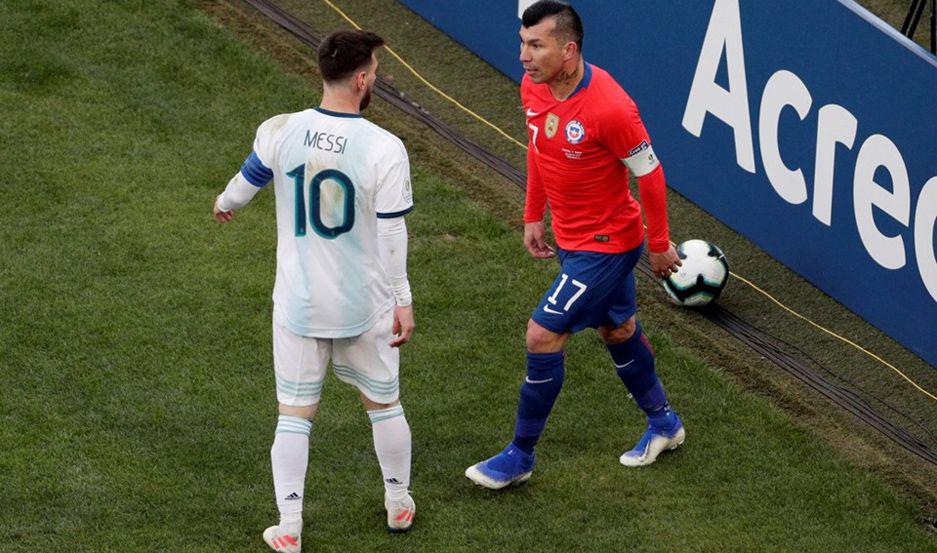 Echaron a Messi- el choque con Gary Medel en imaacutegenes