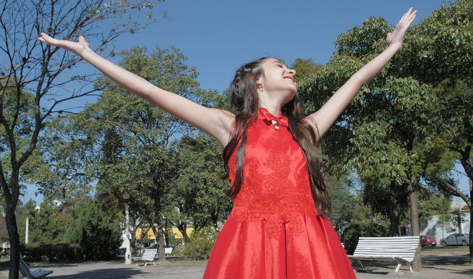 Una joven voz deslumbra con una cancioacuten dedicada a los poliacuteticos