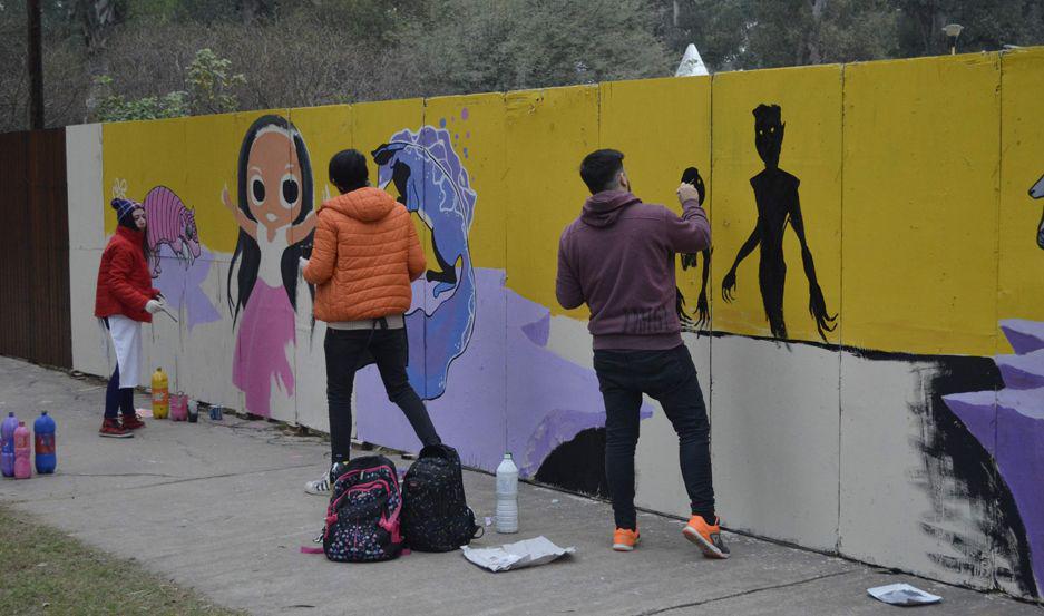 Muralistas realizaron obras en el periacutemetro de la Feria Artesanal
