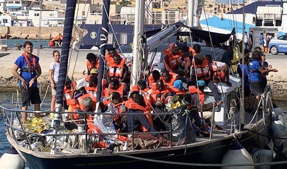 Ministro de Italia impide desembarco de 41 inmigrantes