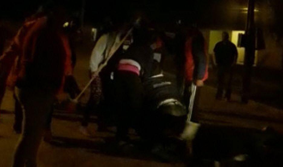 Lo atraparon cuando pretendiacutea hurtar y le dieron una brutal golpiza