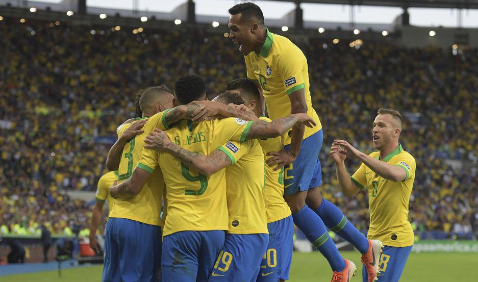 Brasil vencioacute a Peruacute y se coronoacute campeoacuten en una final poleacutemica