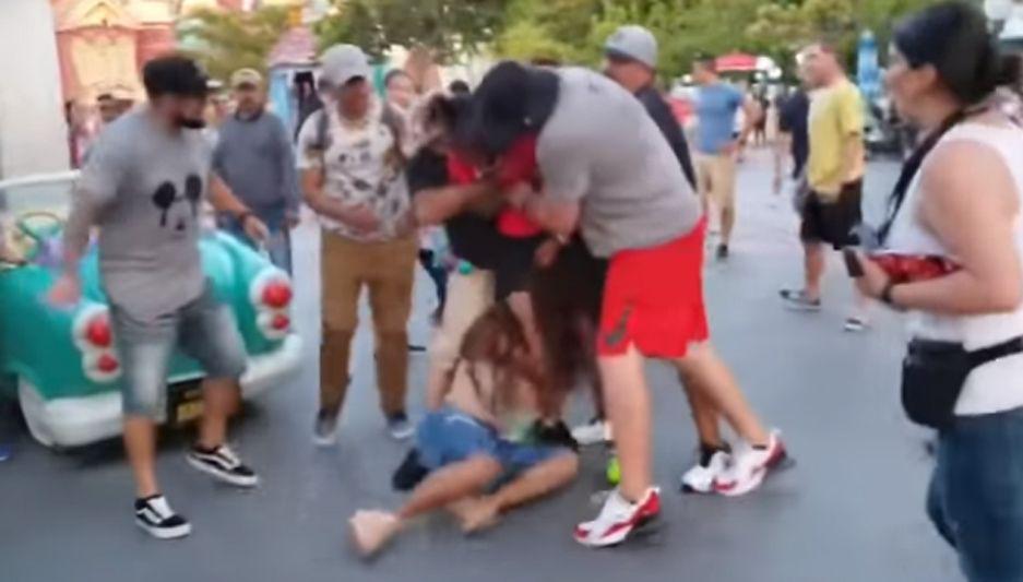 Una feroz batalla campal sembró el pnico en Disney