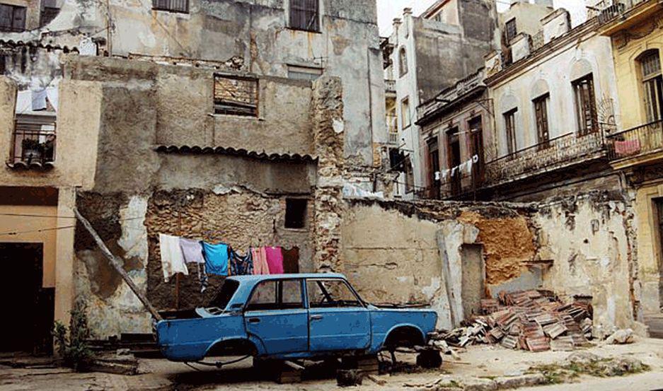 Cuba cada vez maacutes pobre y con menos libertades