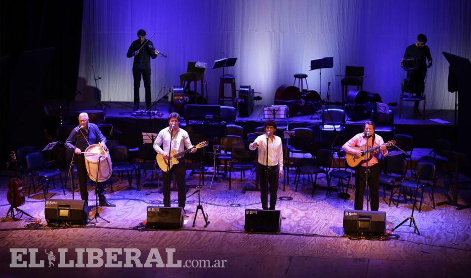 Los Carabajal y la Orquesta de la UNSE dieron un show uacutenico en el Teatro