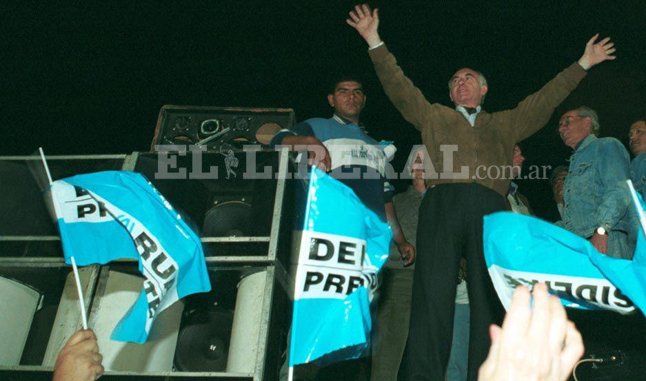 De la Ruacutea visitoacute Santiago en su campantildea del 99 y lanzoacute el ciclo lectivo en Las Termas