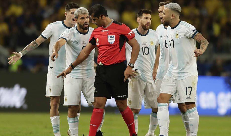 El aacuterbitro de Argentina-Brasil rompioacute el silencio- iquestqueacute dijo