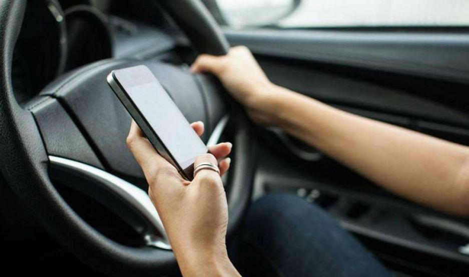 La mitad de los conductores admite usar celular al manejar