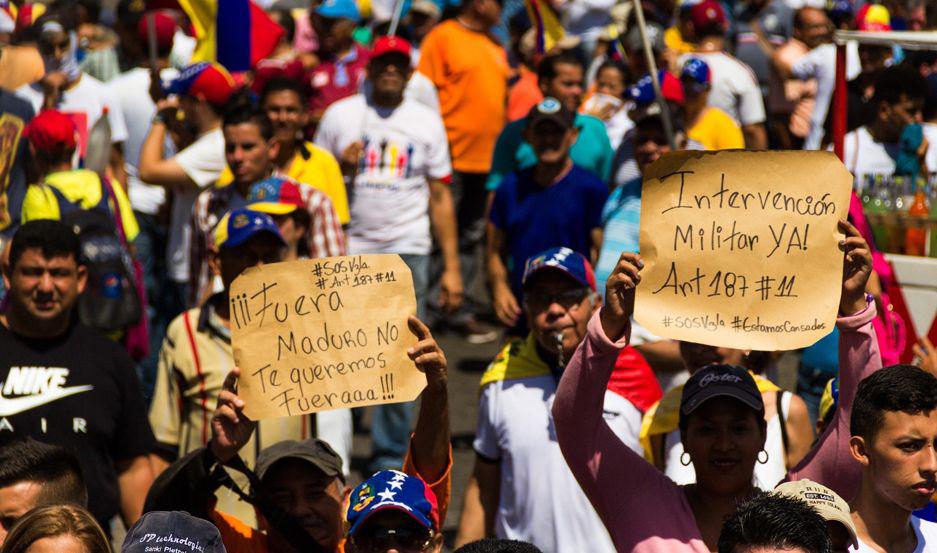 Chavismo y oposicioacuten negocian llamar a elecciones en un antildeo