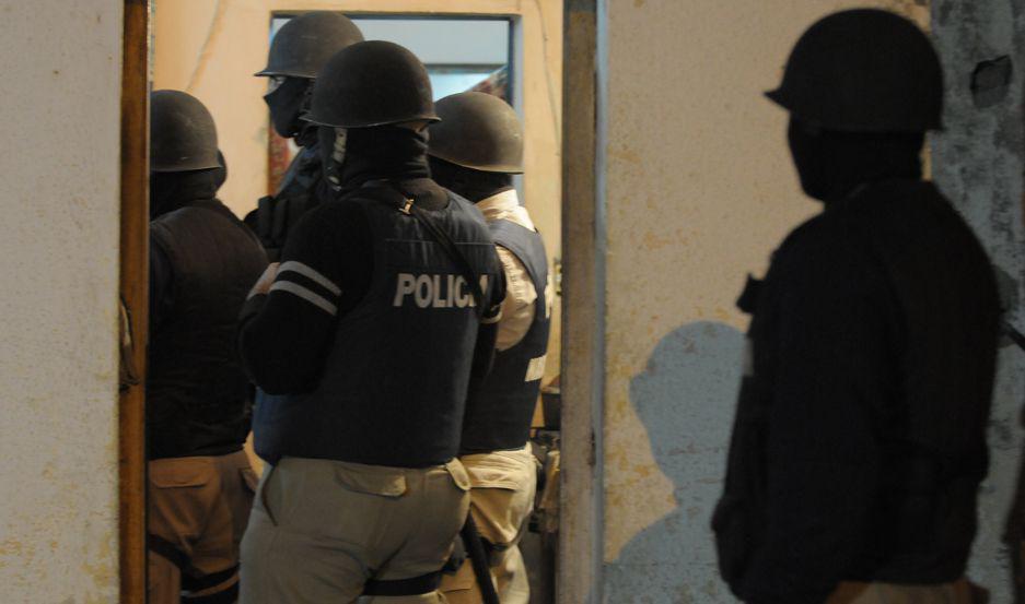 Fueron a apresarlo por un robo millonario y eacutel esperoacute a los policiacuteas armado con un rifles