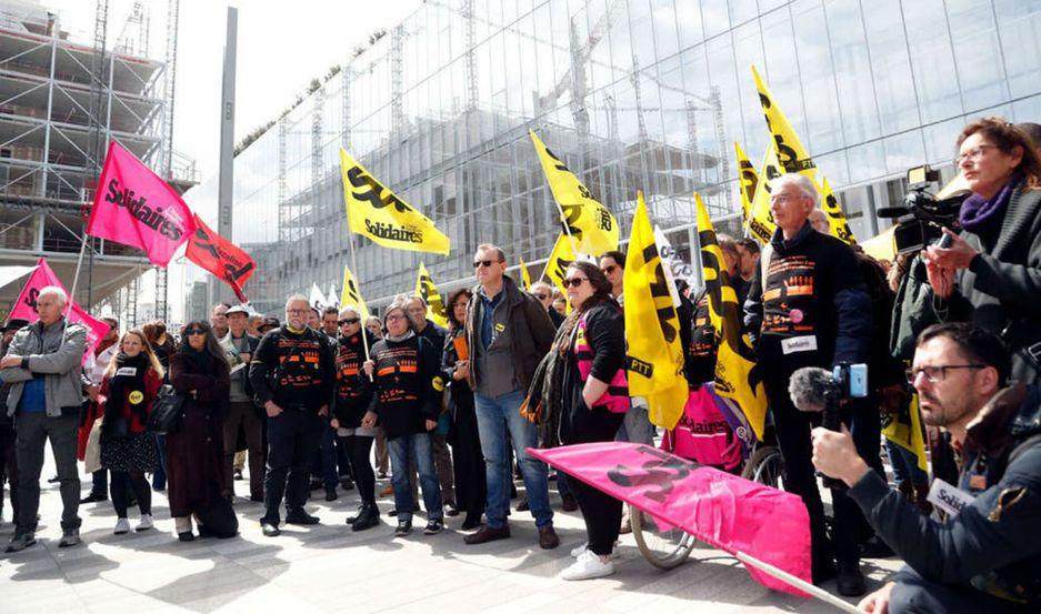 Sindicatos franceses fuera del tribunal de París al inicio del juicio de France Télécom en mayo Fuente- AP