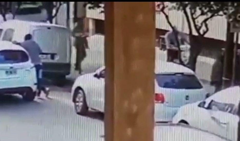 VIDEO  En pleno centro un ladroacuten intentoacute robar una moto