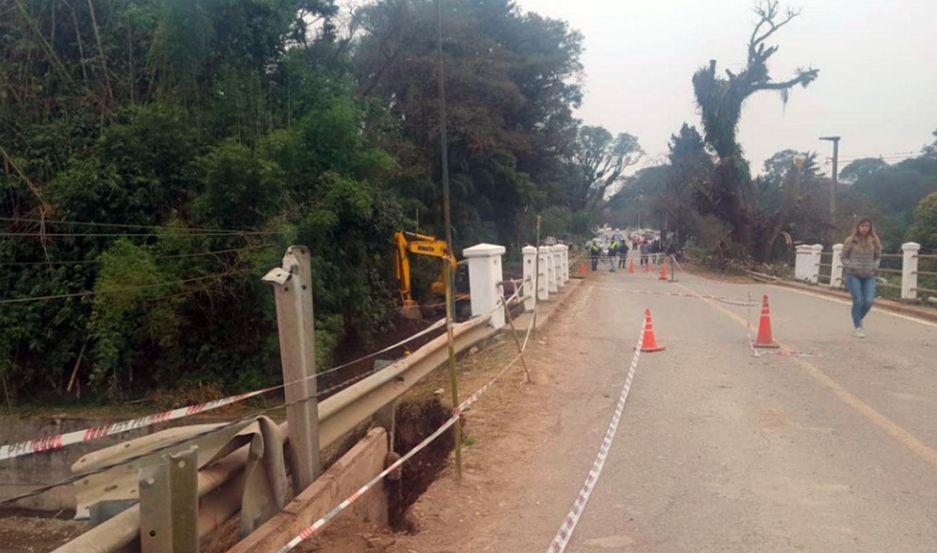 Un obrero murioacute y otro resultoacute herido por el derrumbe de un puente