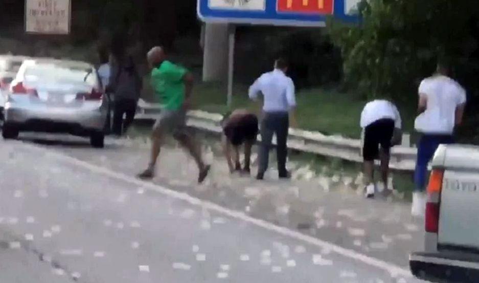 VIDEO  Un camioacuten perdioacute 175 mil doacutelares en plena autopista y desatoacute el caos