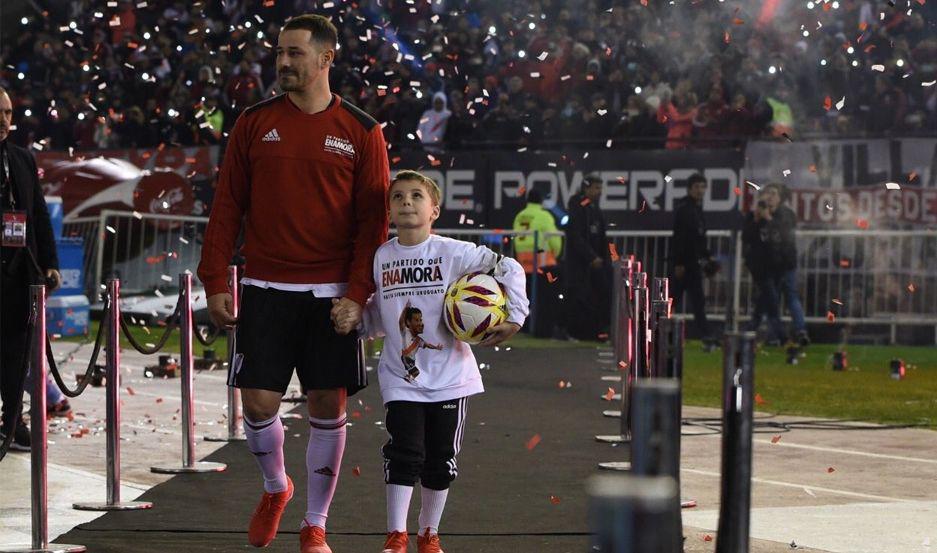 VIDEO  Asiacute fue la entrada de Mora a la cancha de River