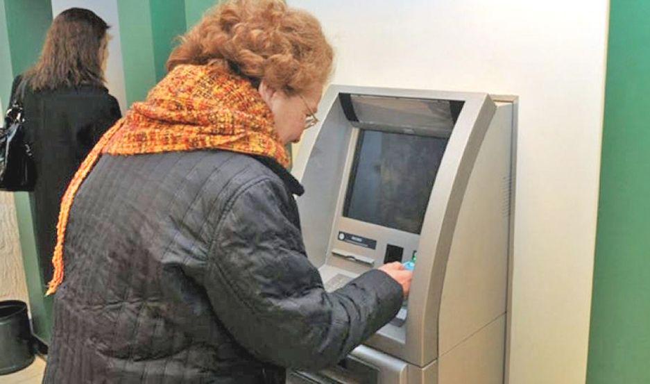 Hoy continuaraacute el pago a beneficiarios de AUH jubilados y garrafa social