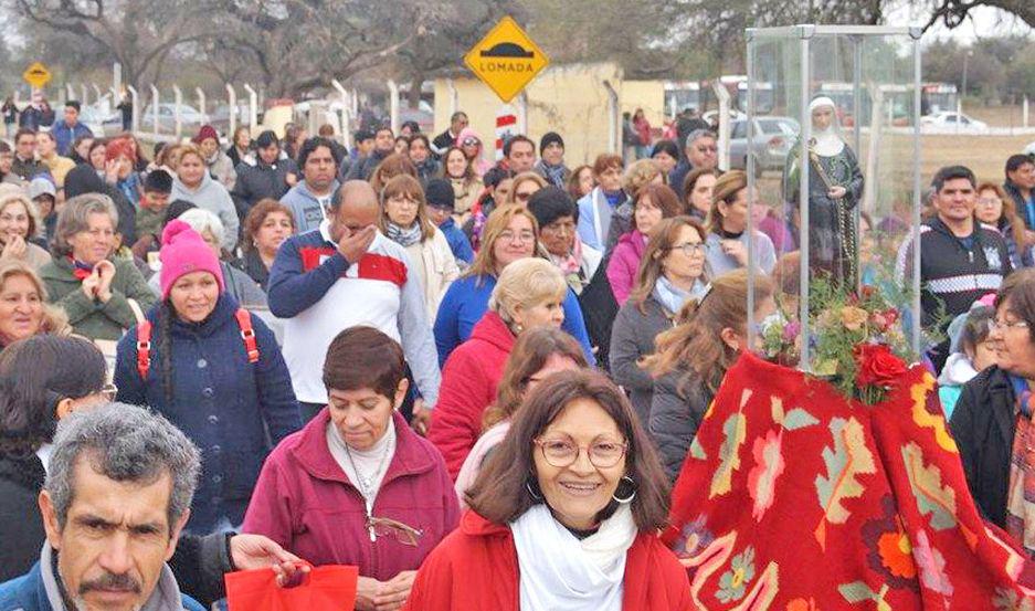 Imaacutegenes de Santa Rita y Mama Antula en multitudinaria expresioacuten de fe popular
