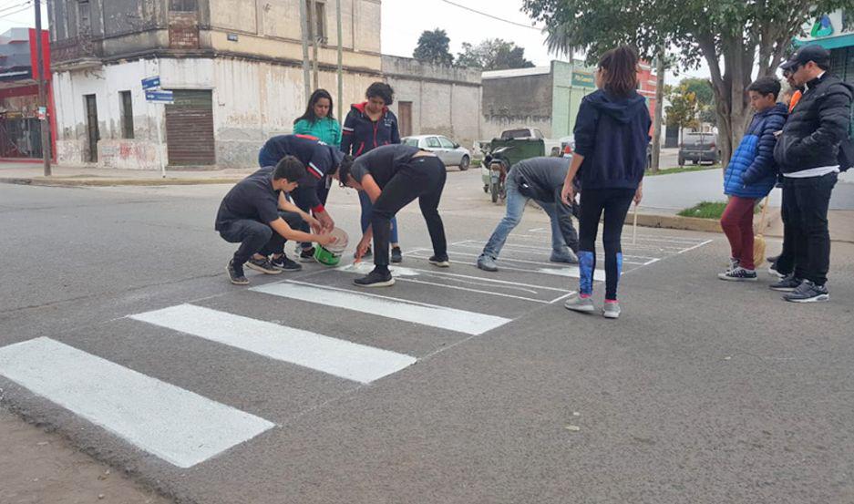 Estudiantes demarcaron sendas peatonales en el microcentro como parte de un proyecto institucional
