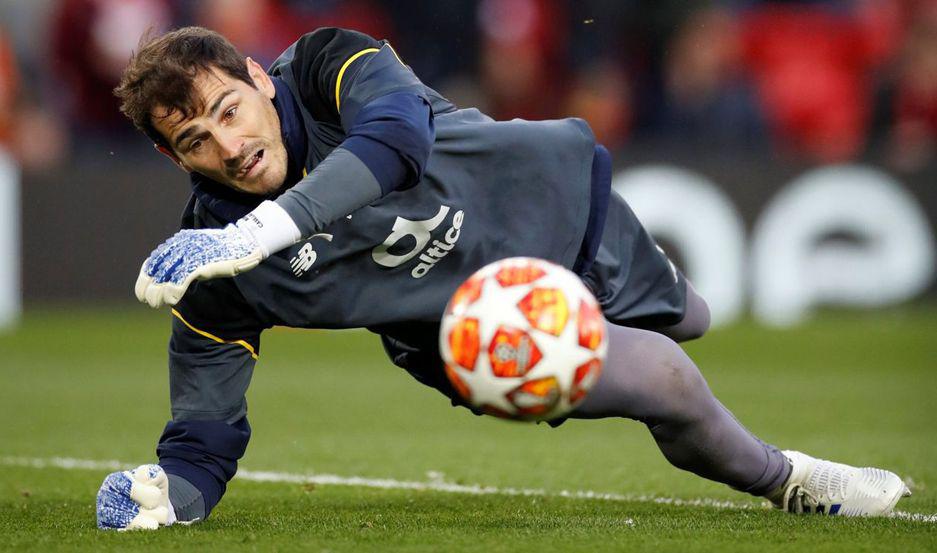 VIDEO  Colgoacute los guantes- se retiroacute Iker Casillas