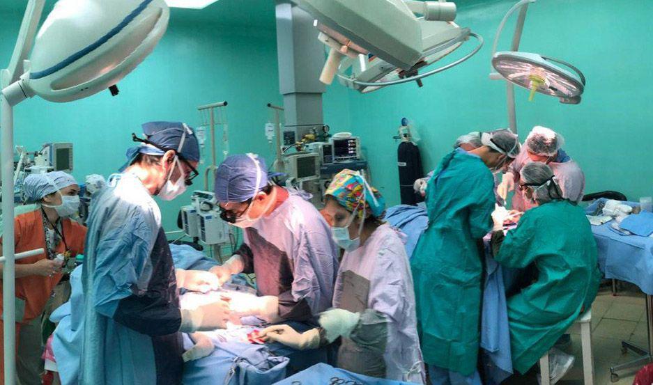 Por primera vez meacutedicos argentinos separaron a siameses unidos por genitales