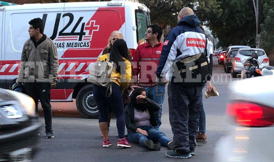 Fuerte encontronazo entre una moto y un auto dejó una mujer lesionada