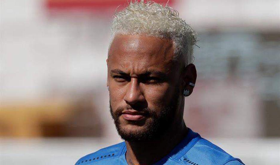 Neymar asistioacute a la praacutectica pero su futuro es incierto