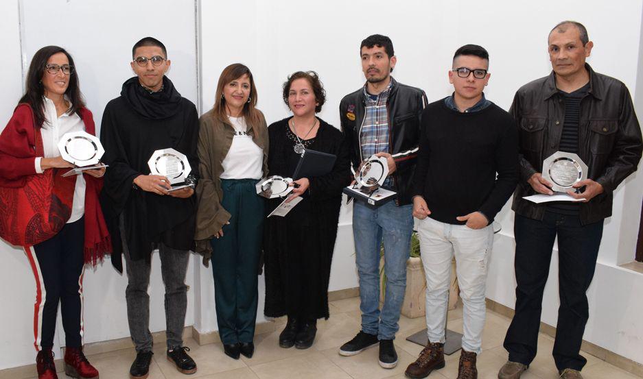 Fuentes entregoacute premios a los ganadores del Saloacuten Municipal de Artes Visuales